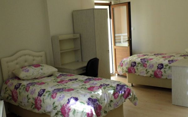 Gümüşhane öğrenci apartı bazalı yatak, gardırop ve çalışma masası