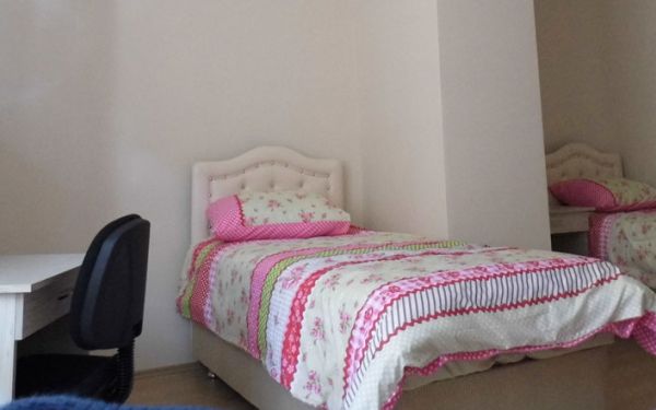 Gümüşhane öğrenci apartı bazalı yatak, gardırop ve çalışma masası